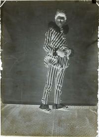 Fotografia d'estudi d'un jove disfressat d'arlequí