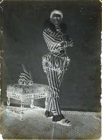Fotografia d'estudi d'un jove disfressat d'arlequí