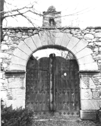Porta del Santuari de la Mare de Déu de Quadres (1)