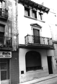 Edifici a la Plaça de la Vila, 37 (1)