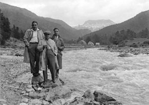 Tres homes a la vora d'un riu.