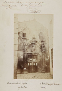Porta principal de la capella de Sant Miquel Archàngel de Barcelona